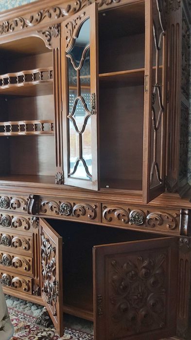 Aparador/Vitrine/Armario clássica impecável.Madeira maciça esculpida.