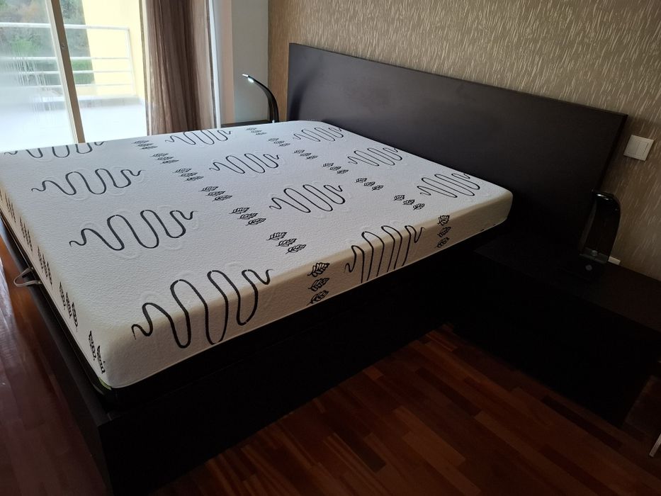 Cama casal, 2 mesas cabeceira e candeeiros