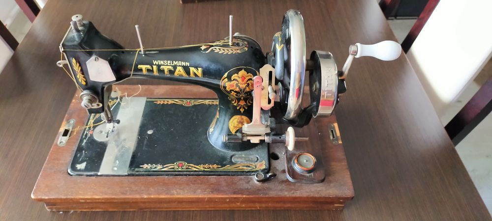 Stara maszyna do szycia Titan
