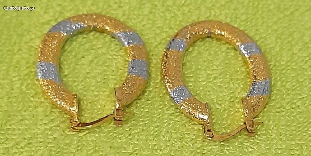 Brincos de mulher.