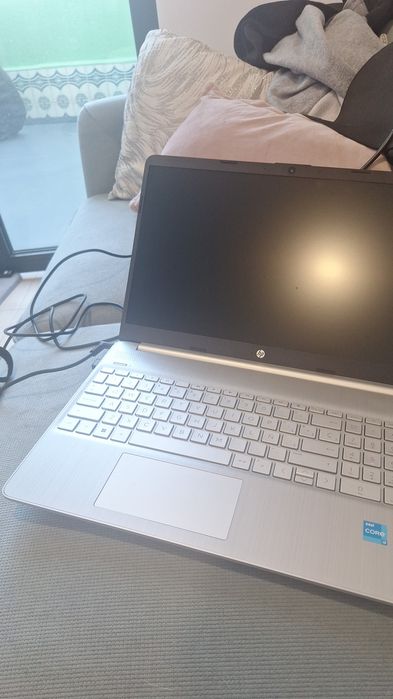Vende se computador da hp completamente novo so foi  3 vezes em 8 mese