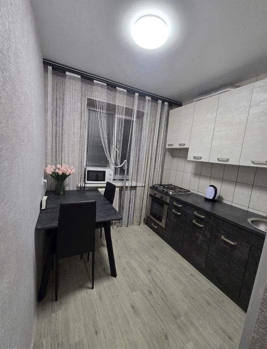 Погодинно  і подобово 2-х кім  р-н зал вокзал