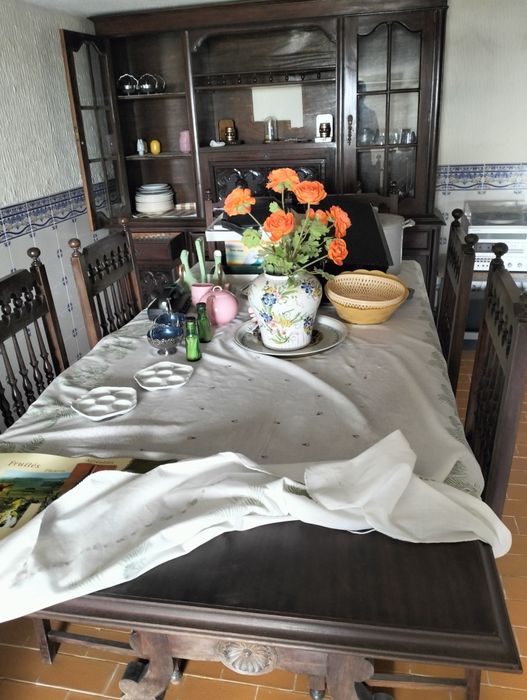 Mesa e móvel com 6 cadeiras