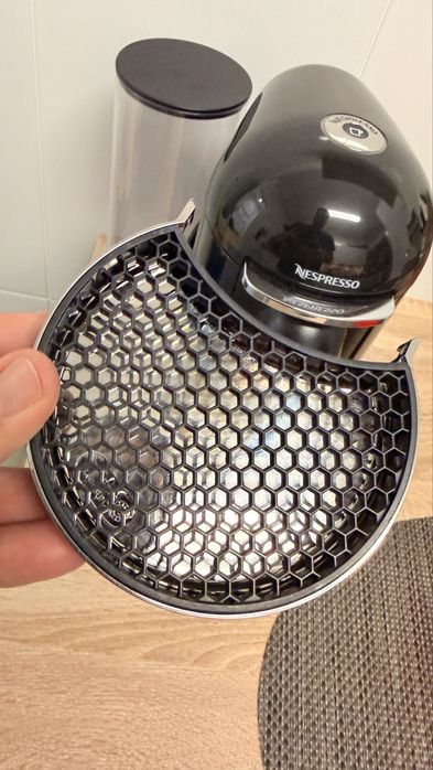 Máquina Nespresso Vertuo Plus Preta – Excelente Estado