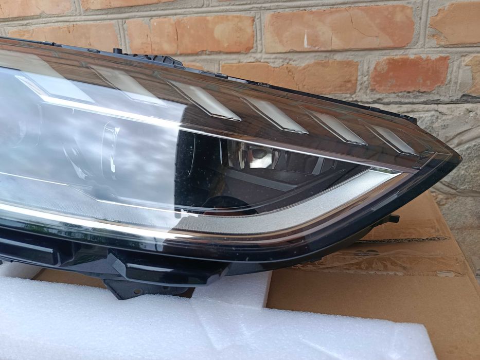 Audi A4 B9 рестайлінг права LED фара 8W0941034F комплектна, з блоком