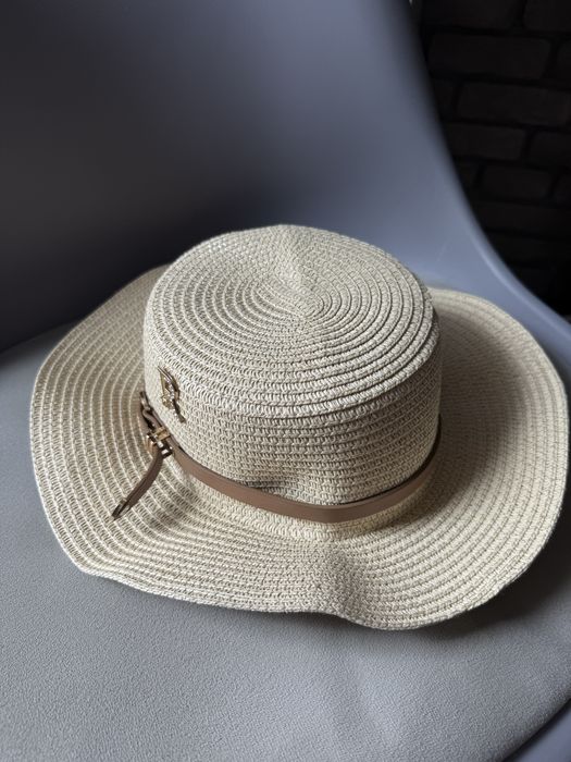 Nowy, beżowy kapelusz