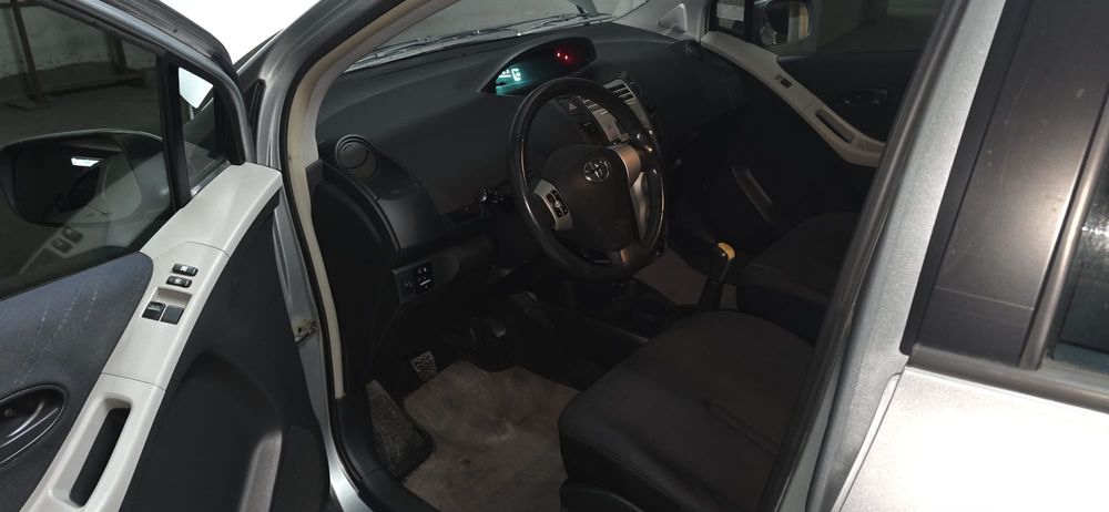 Toyota Yaris 1.0  com ar condicionado