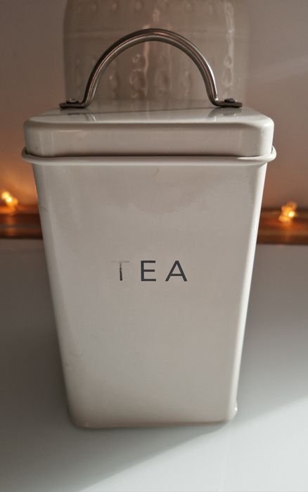 Stylowy pojemnik na herbatę z napisem TEA