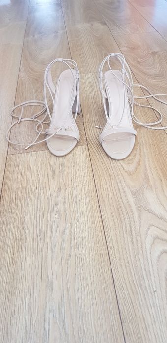Buty damskie sandaly wiązane na obcasach
