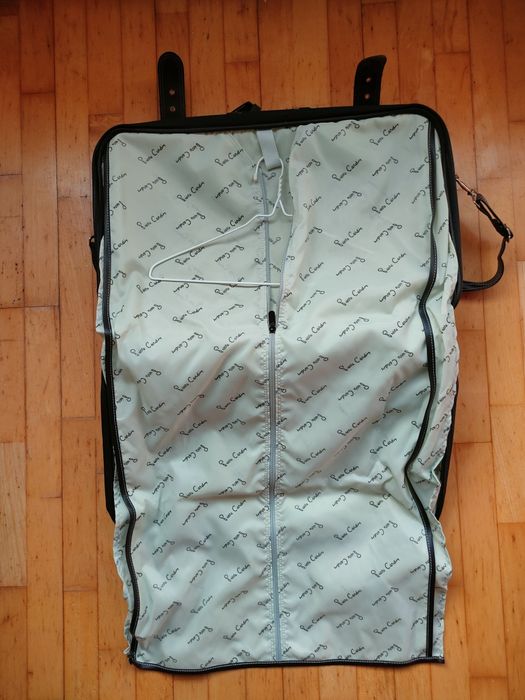 Mala de viagem da Pierre Cardin.