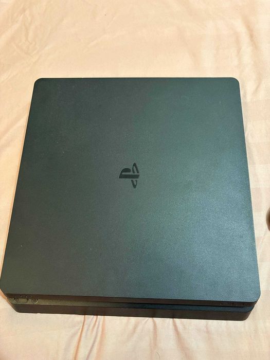 Playstation 4 Slim + 3 геймпада