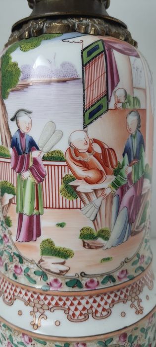 Lâmpada antiga de porcelana