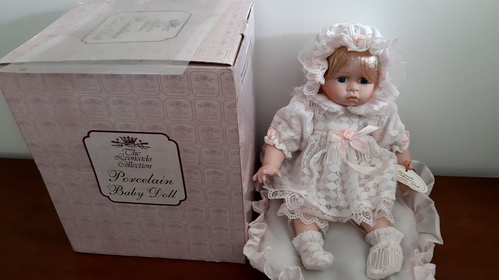 Boneca em porcelana com caixa