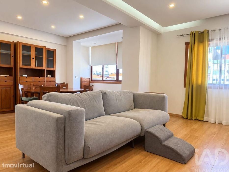 Apartamento T3 em Mina de Água de 120 m2