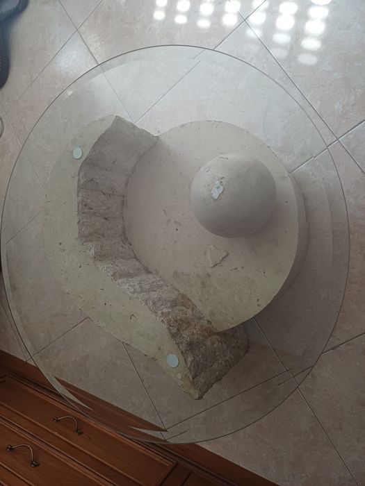Mesa de centro de pedra e vidro