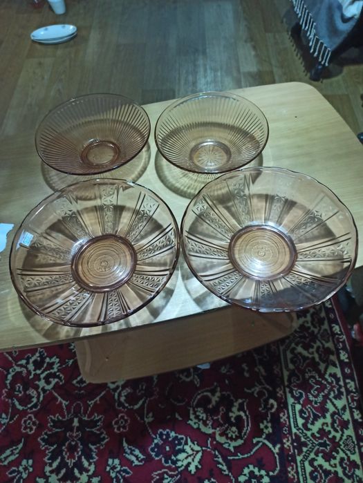 Продається рожеві радянські салатникі