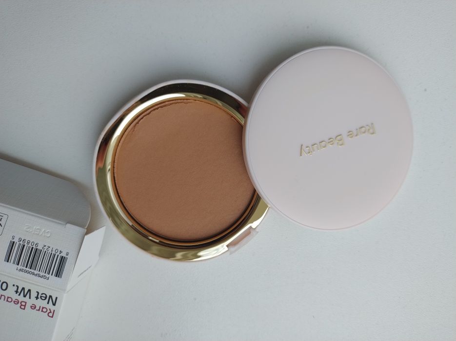 Rare Beauty Warm Wishes Soft Matte bronzer matowy puder brązujący