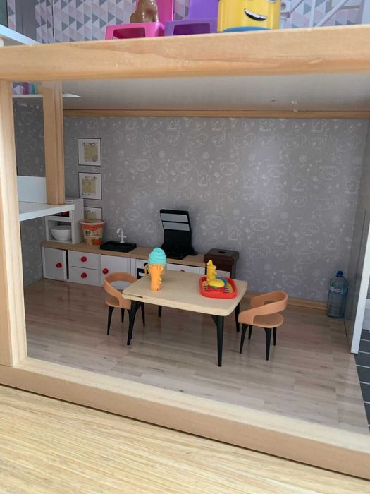 Casinha de brincar em madeira. Como nova. Com acessórios. 75€