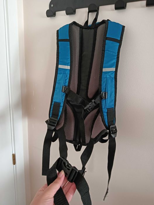 Mochila desportiva compacta ciclismo / trail – leve, estável e visível