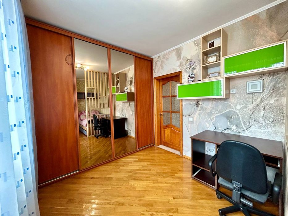 Продам будинок з гаражем і укриттям в центрі Бучі