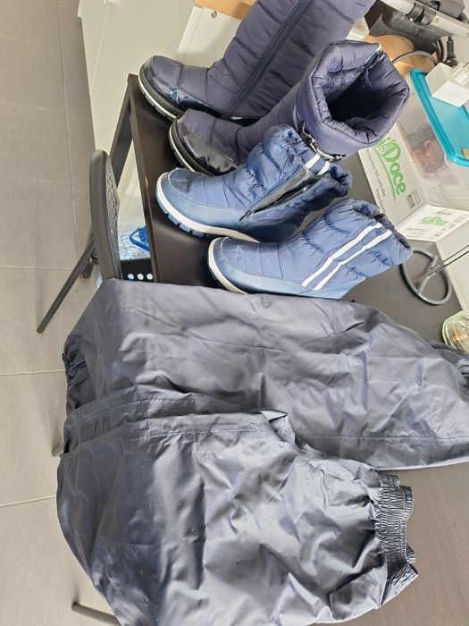 Botas e calças impermeáveis