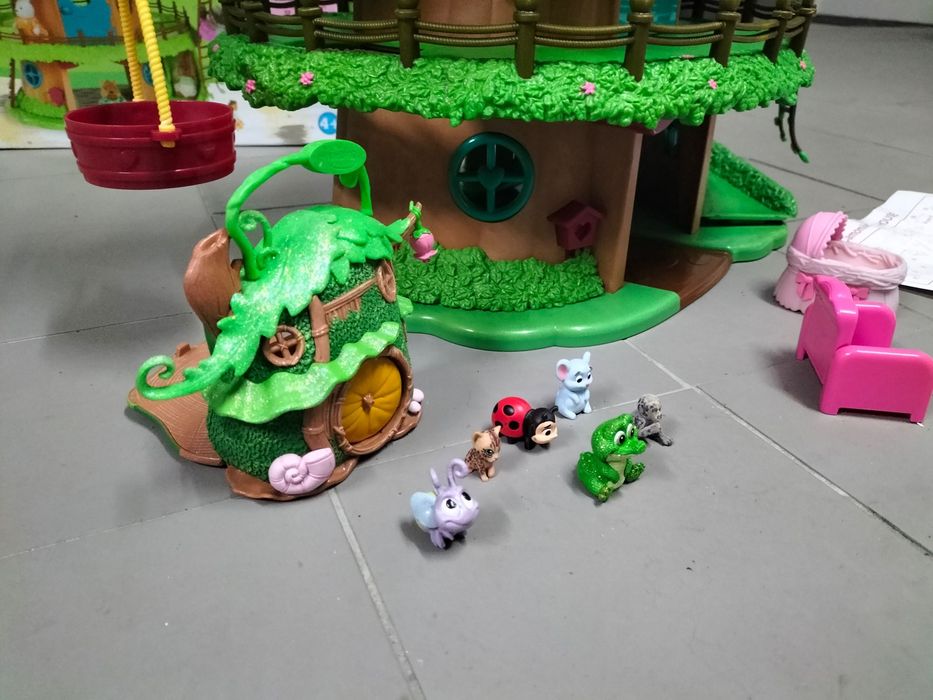 Camomille casa na arvore e casa encantada no bosque com acessórios.