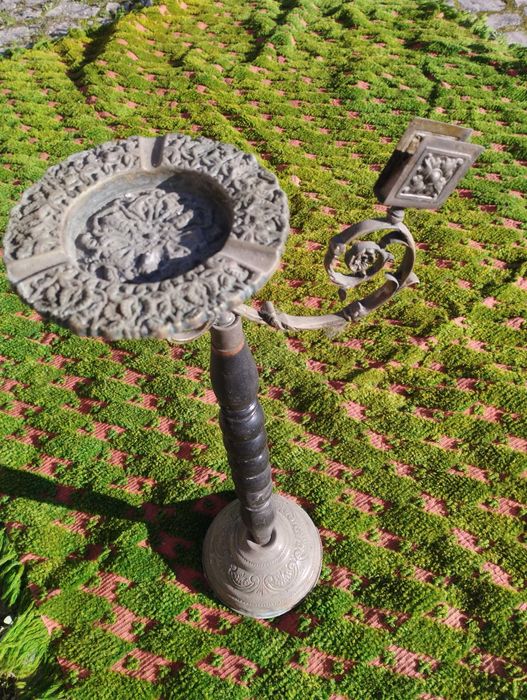 Cinzeiro de pé, antigo