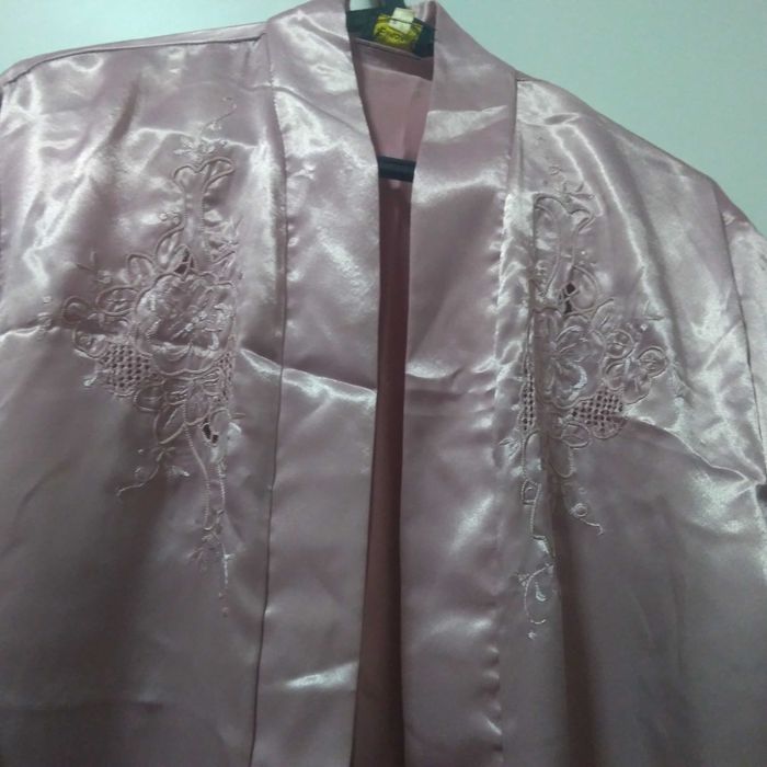Roupão de cetim rosa velho