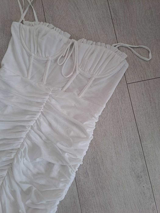 biała sukienka mini gorsetowa