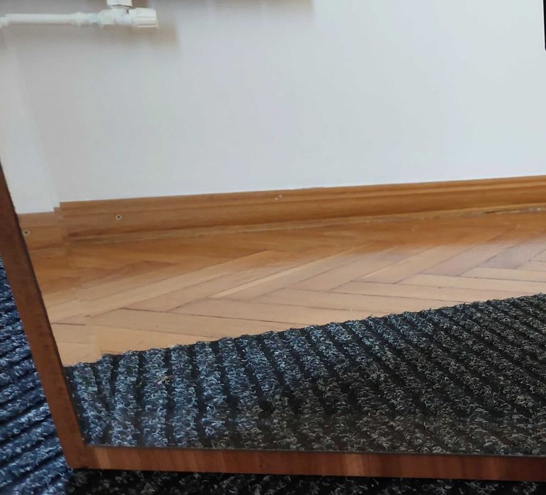 Lustro kryształowe na drewnie