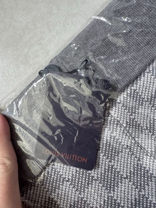 Szara czapka Louis Vuitton