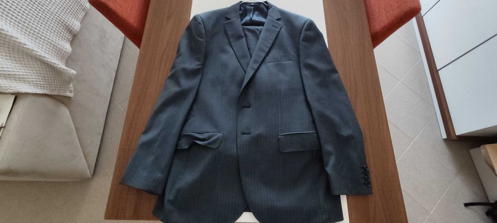 Fato azul de marca Giovanni Galli