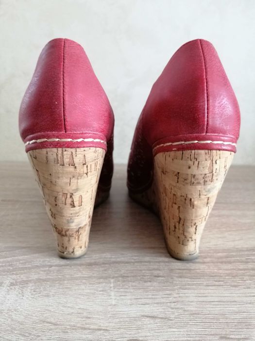 Czerwone buty na koturnie - solidne, mało używane
