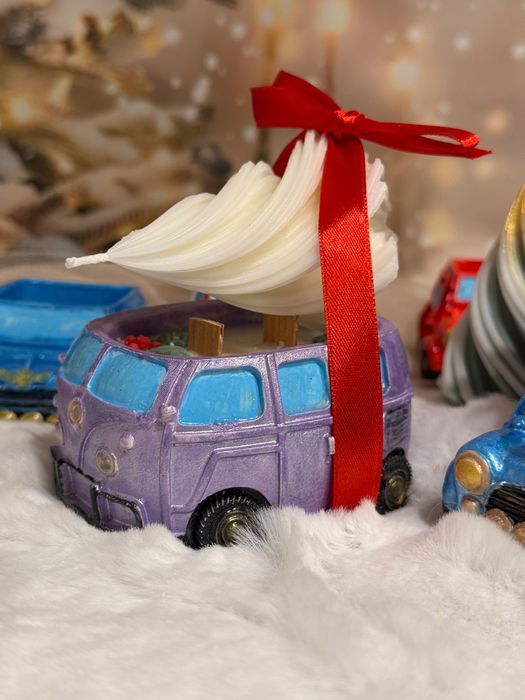 Świeca dekoracyjna w gipsowym autobusie z choinką