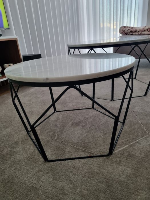 Mesa de café branco-preto