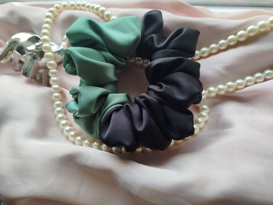 Gumka scrunchie satyna jedwabna Armani szałwia czarny