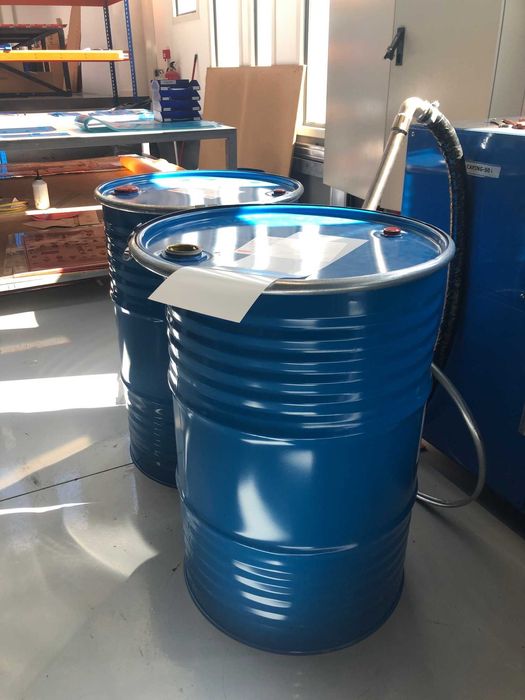 Bidões com tampa de cinta e bocal - 200 litros