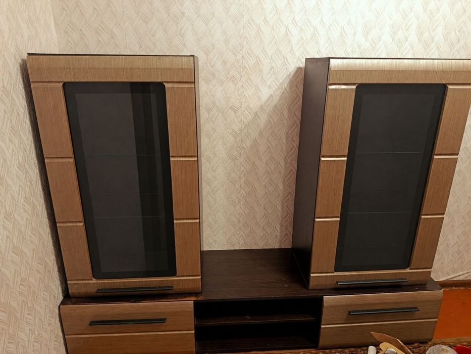 Продаю стінку...