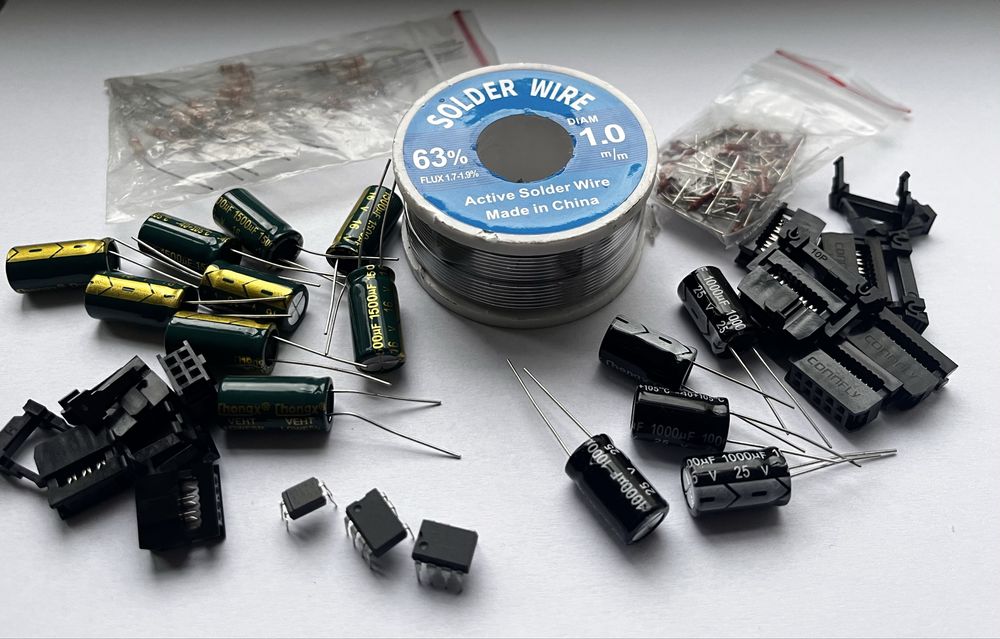 Набір  радіодеталей одним лотом: конденсатори, роз'єми, припій