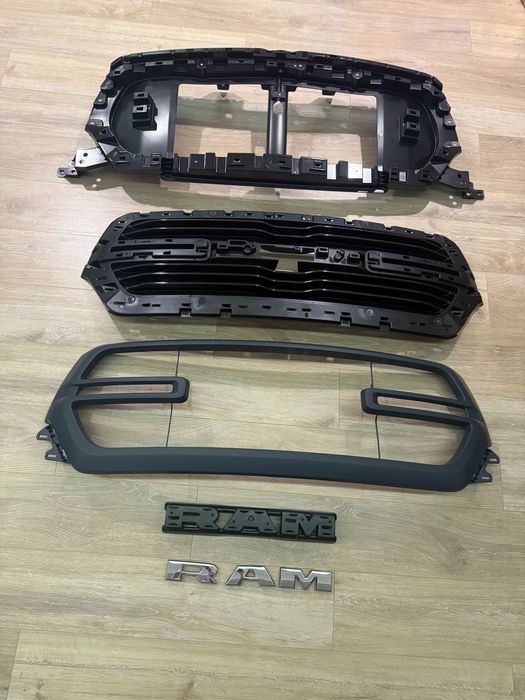 Atrapa grill  podstawa litery Dodge Ram 1500  DT V 2019-ORYGINAŁ NOWY