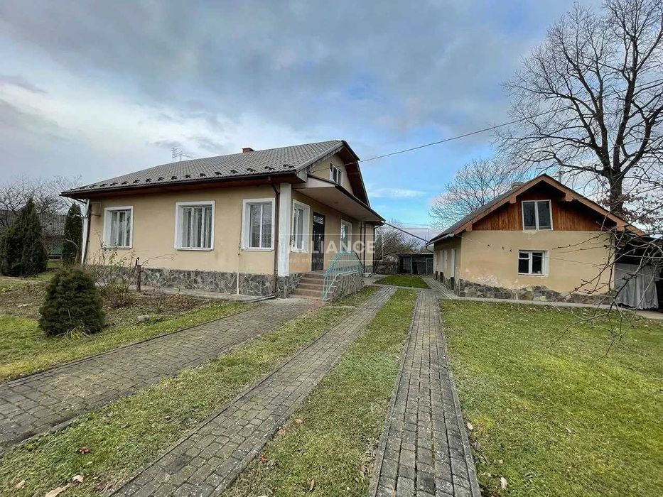 Добротний будинок з усіма комунікаціями в передмісті!