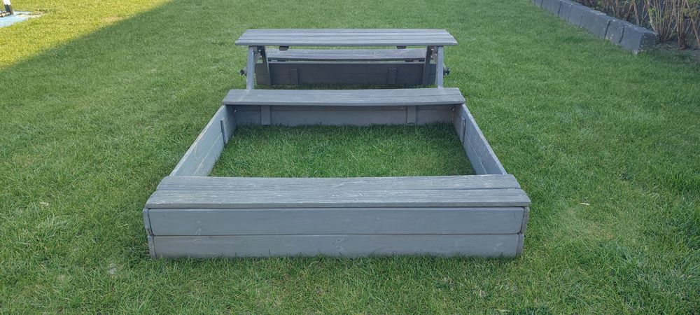 Piaskownica ze stolikiem i ławką