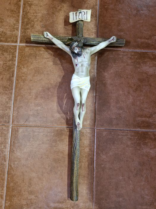 Crucifixo antigo em bom estado
