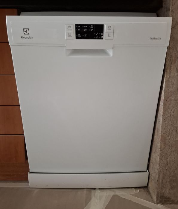 Máquina de lavar loiça Electrolux em bom estado.