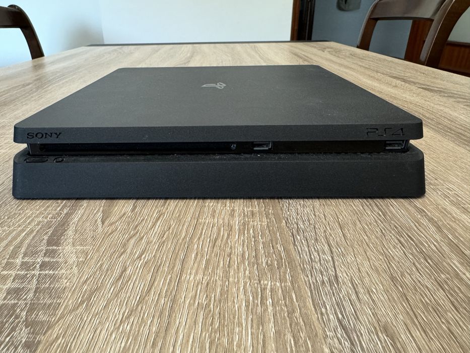 Playstation 4 slim + comando + jogos