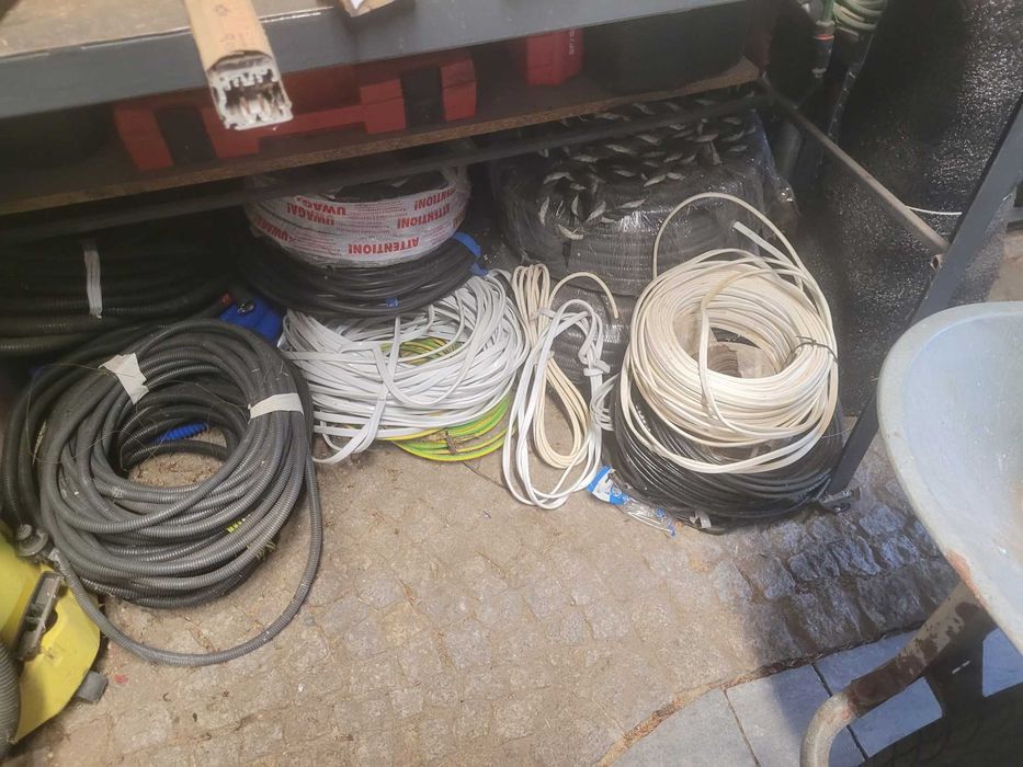 Sprzedam lampy i przewody elektryczne różne