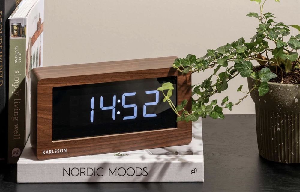 Relógio de Mesa Karlsson ‘BOXED’ LED – Madeira Escura (KA5899DW)