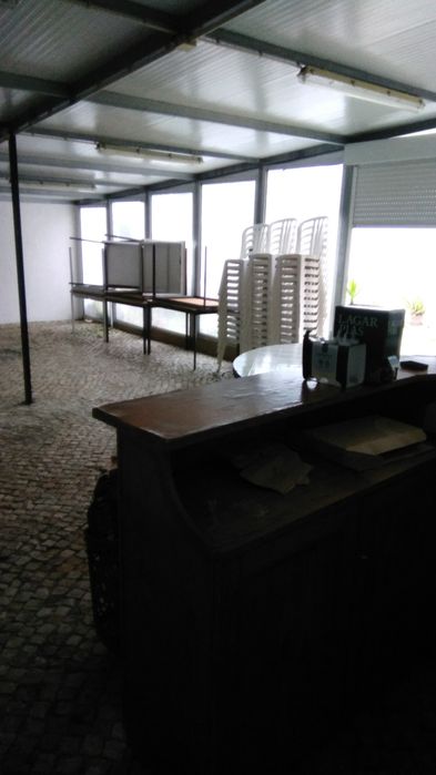 Aluga-se espaço para arrumos