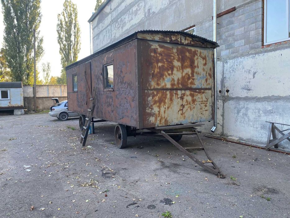 причіп вагончик на колесах, будка, сторожка. будівельний вагончик