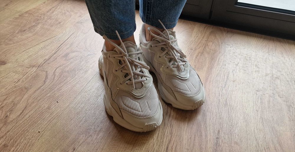 Sapatilhas Adidas Ozweego - Creme/bege claro